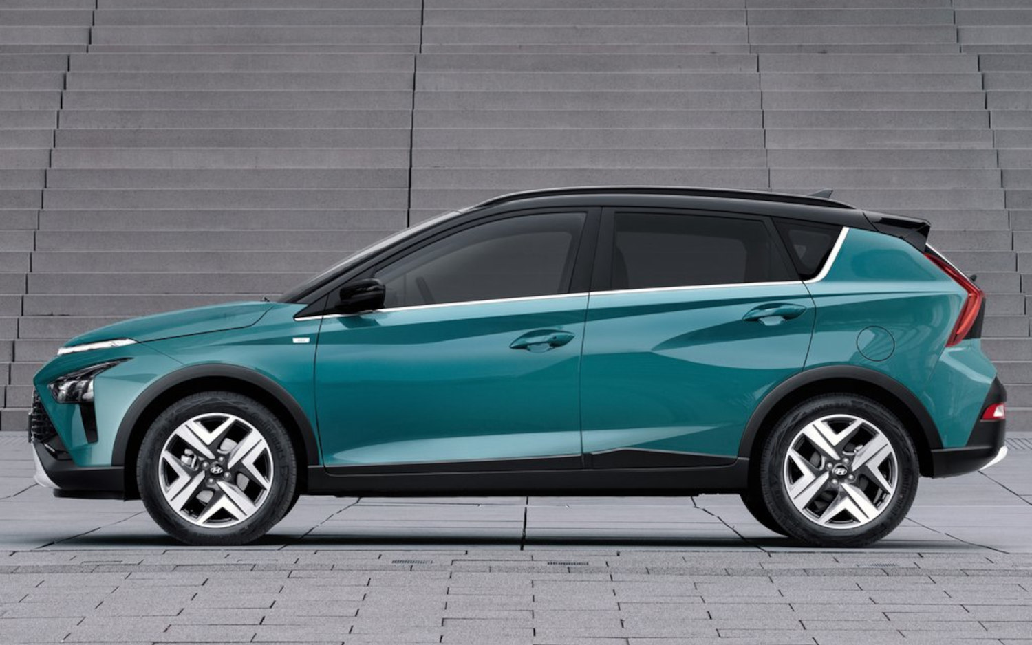 Comparison - Hyundai Bayon Ultimate 2021 - vs - Nissan Kicks SR 2019 ...